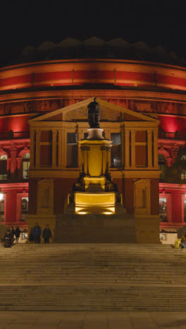 Vertikales-Außenvideo-Der-Royal-Albert-Hall-In-London,-Großbritannien,-Nachts-Mit-Flutlicht-Beleuchtet-1